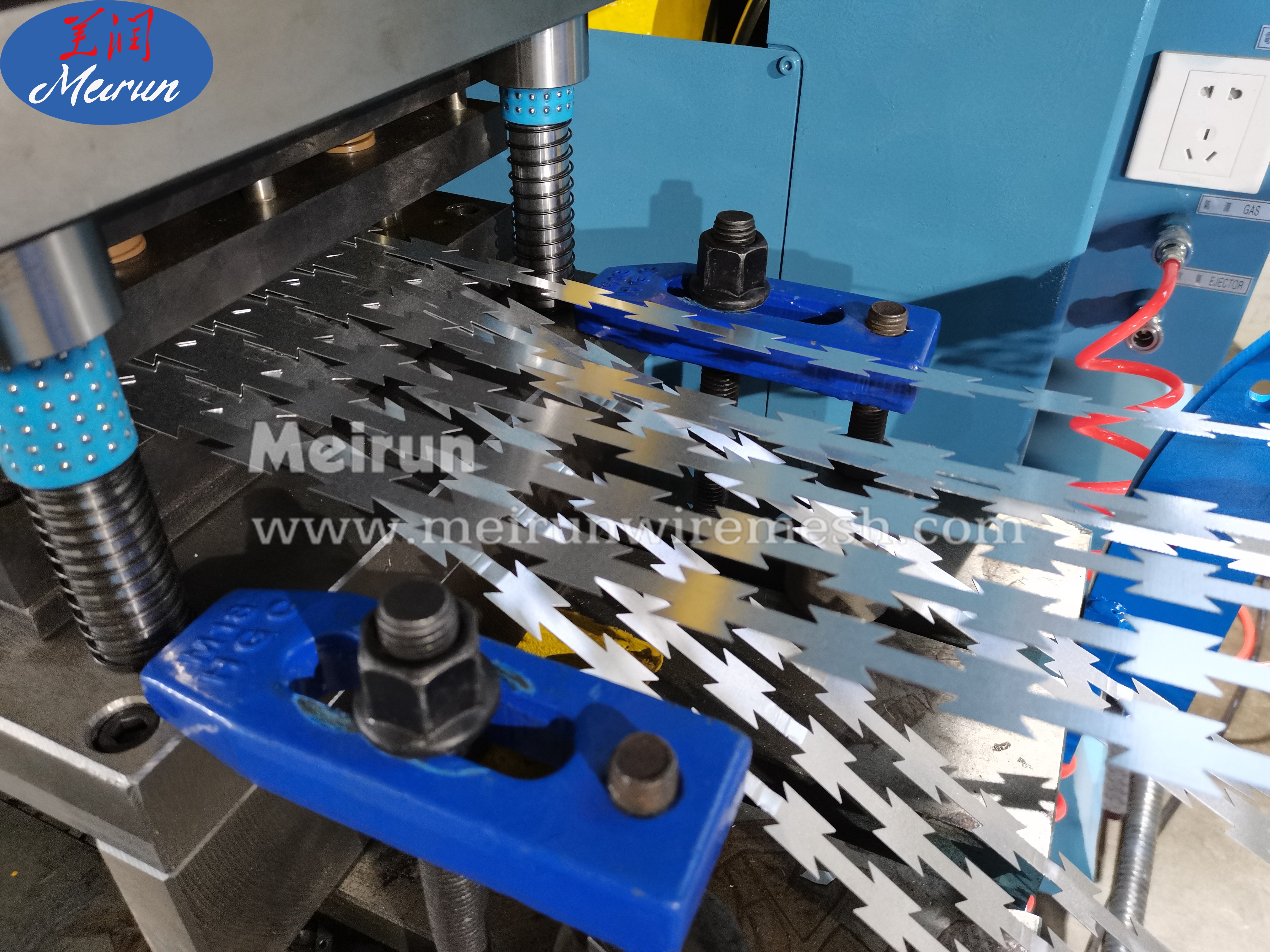 Concertina Razor Wire Galvanized Barber Wire Fence Making Machine 
