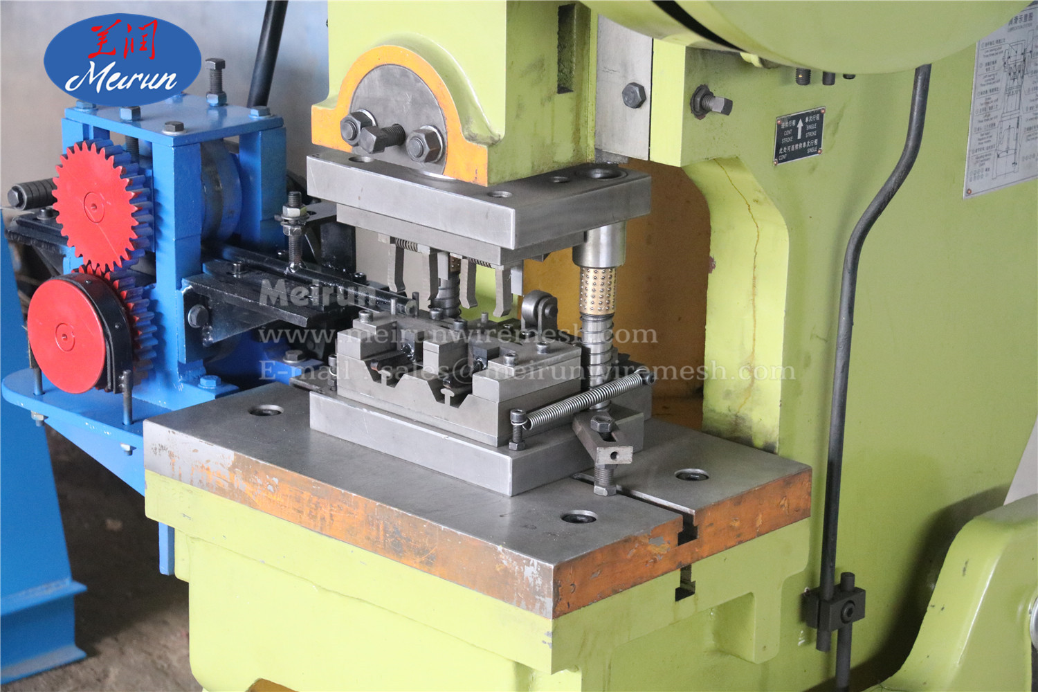 Hot Selling Razor Barbed Wire Fence Welded Making Machine 